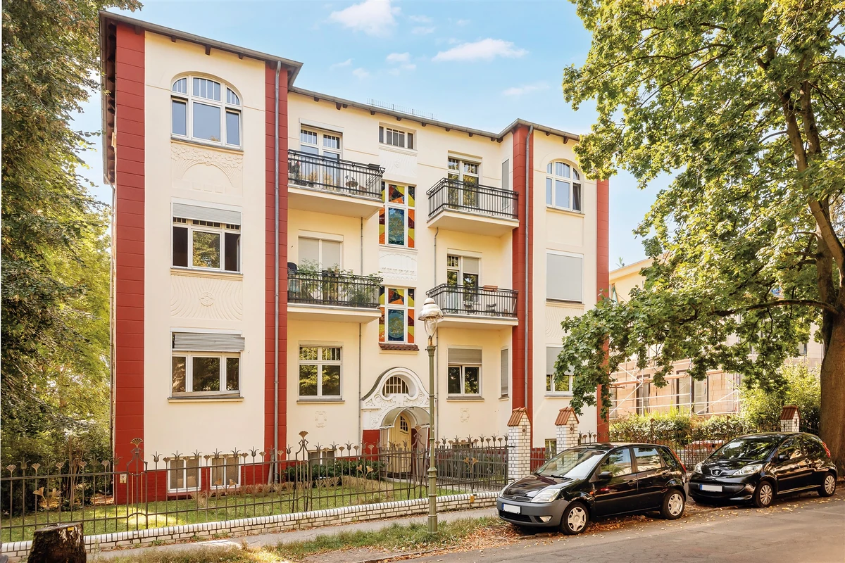 Wohnimmobilie in Berlin-Lichterfelde mit Balkonen und gegliederter Fassade