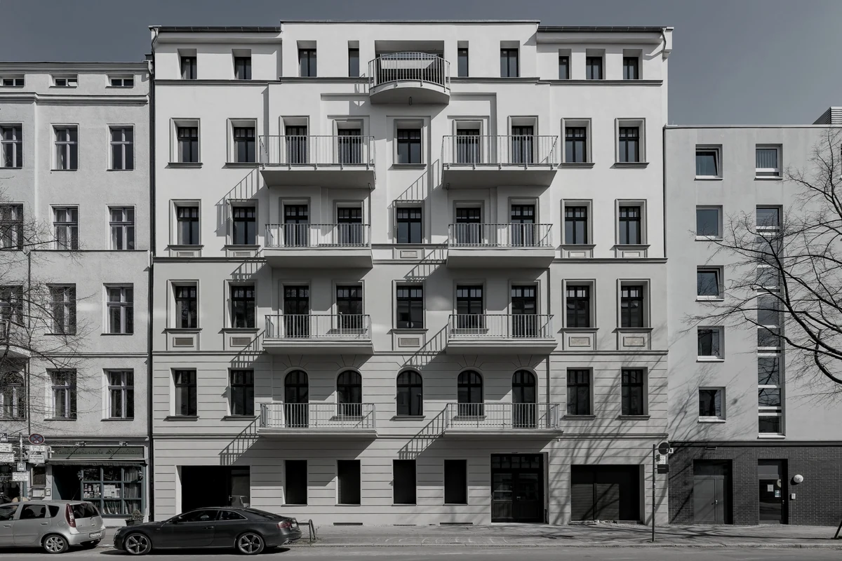 Altbaufassade mit Balkonen in Berlin-Tiergarten