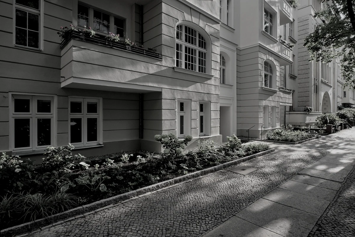 Helle Altbaufassade mit Balkonen und Bogenfenstern in Berlin-Wilmersdorf